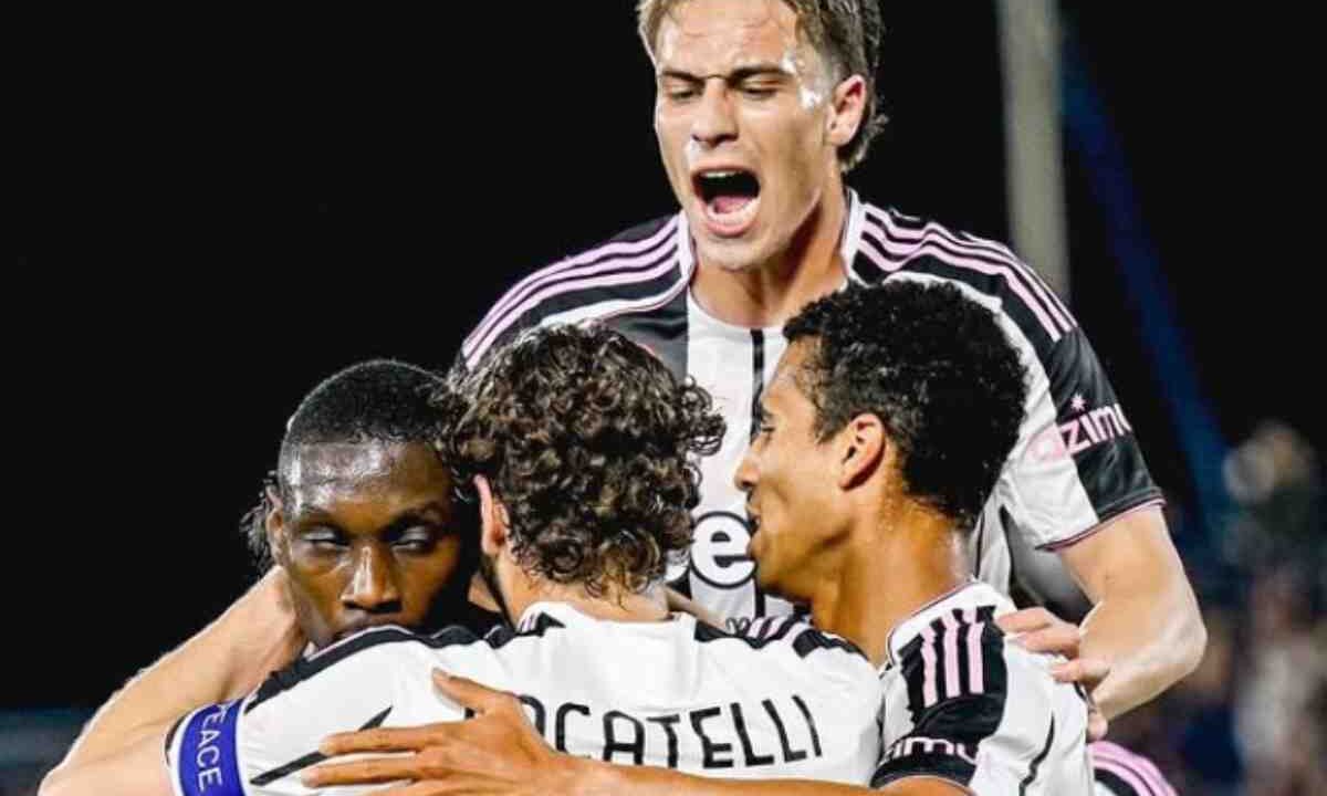 Giocatori della Juve esultano dopo un gol