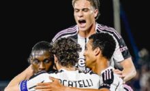 Giocatori della Juve esultano dopo un gol