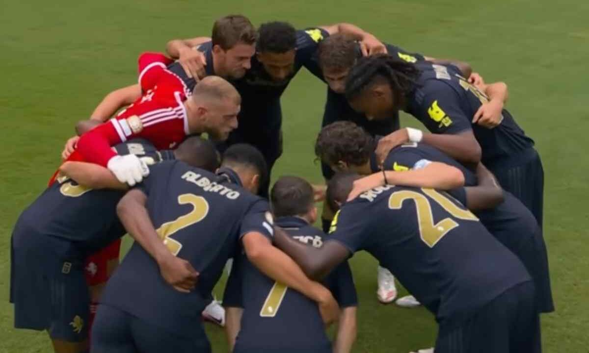 Giocatori della Juventus in cerchio prima di un match
