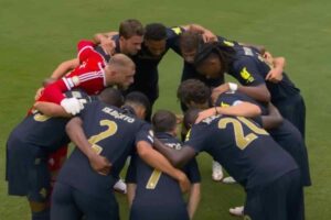 Giocatori della Juventus in cerchio prima di un match