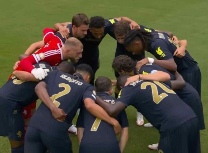Giocatori della Juventus in cerchio prima di un match