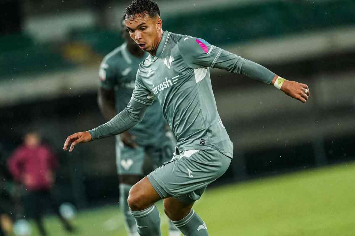Giovane do Nascimento in campo con il Verona
