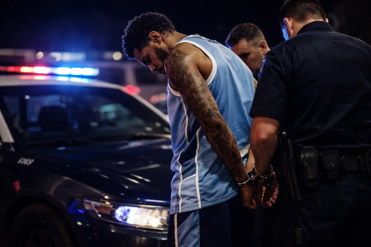 Giocatore ammanettato dalla polizia, immagine creata con intelligenza artificiale