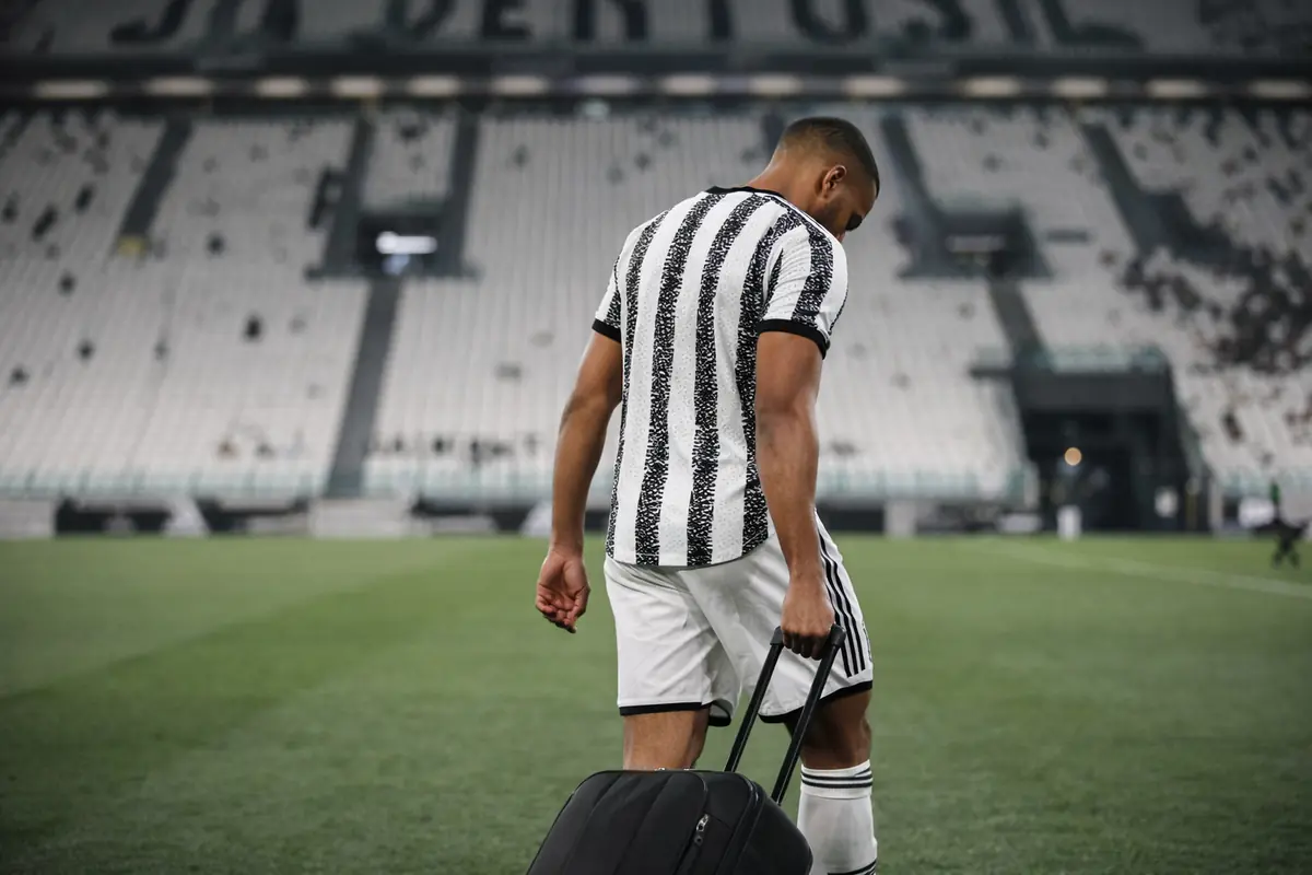 Bremer con la valigia allo Juventus Stadium