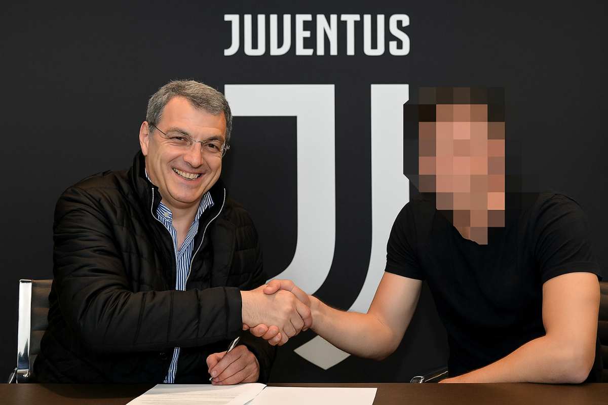 Comolli e un giocatore alla firma del contratto