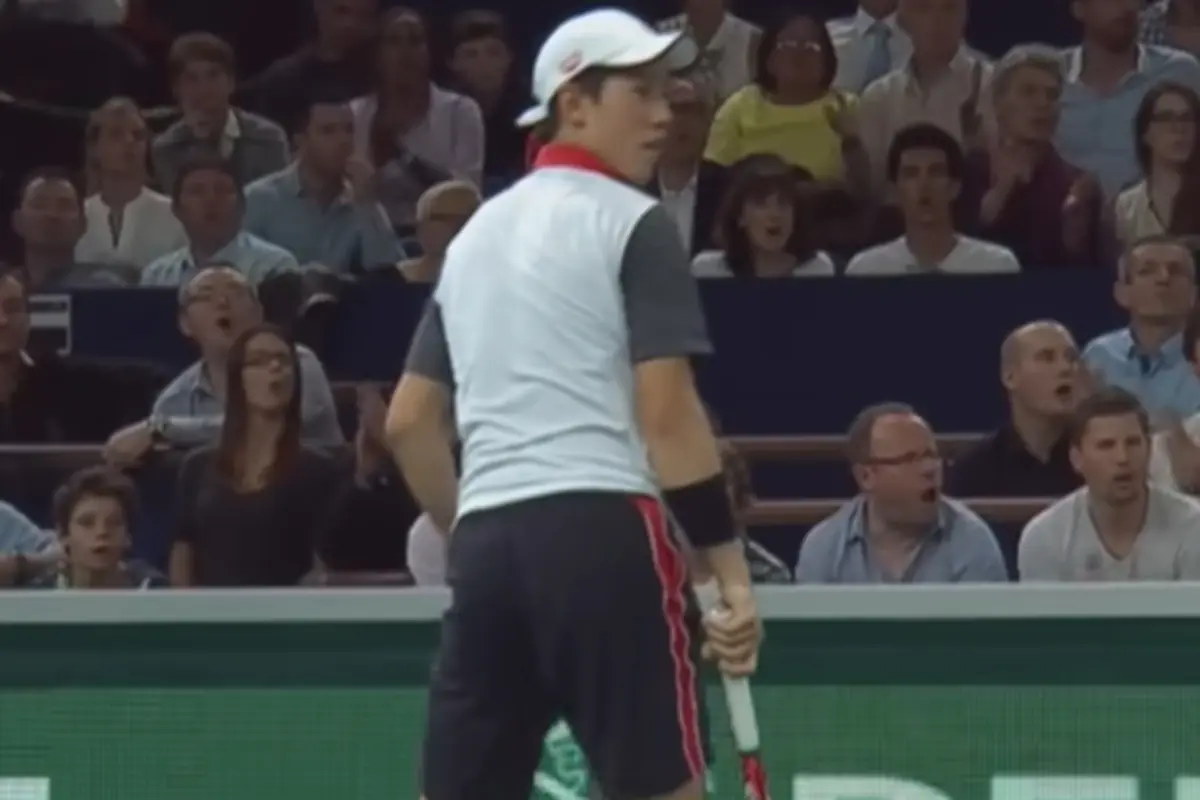 Nishikori in azione su un campo di tennis