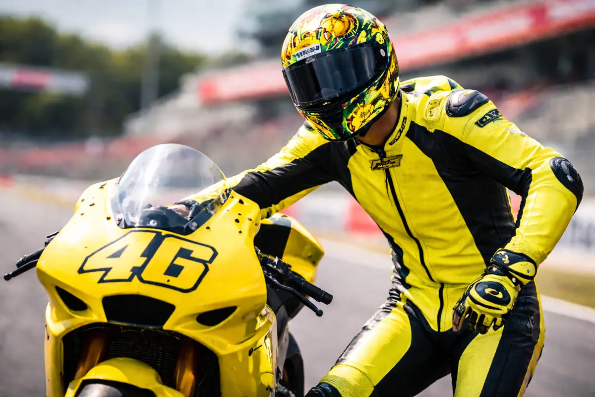 Pilota della MotoGP con una moto gialla col numero 46