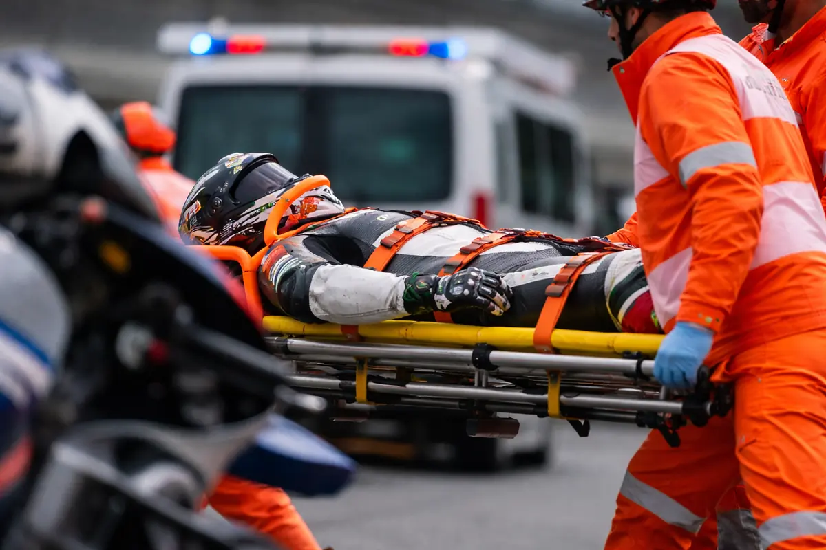 Pilota in barella dopo una caduta