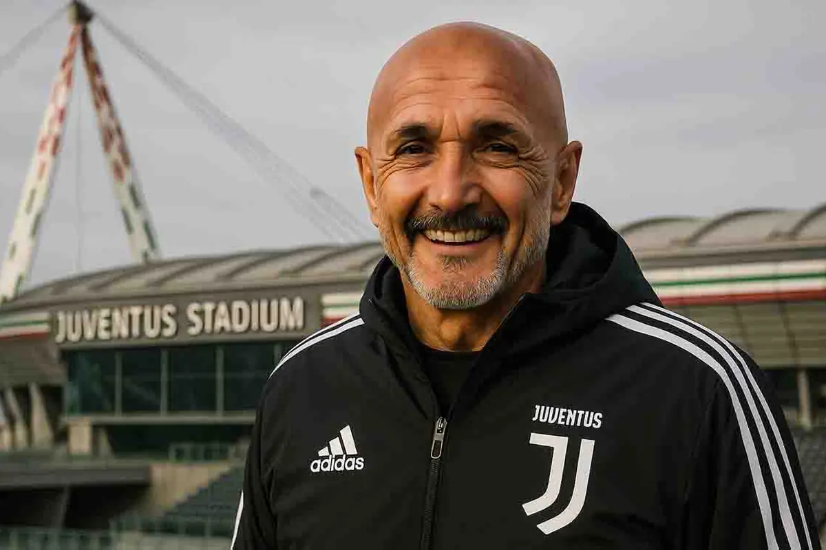 Spalletti sorridente davanti all'Allianz Stadium di Torino